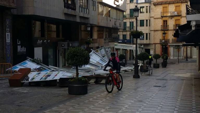 El viento destroza la exposición de la UJA en la Carrera