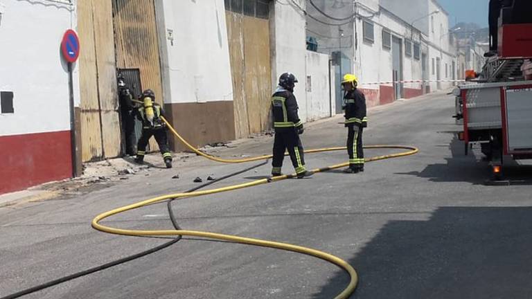 Fuego en una nave de Torredonjimeno Fuego en una nave de Torredonjimeno