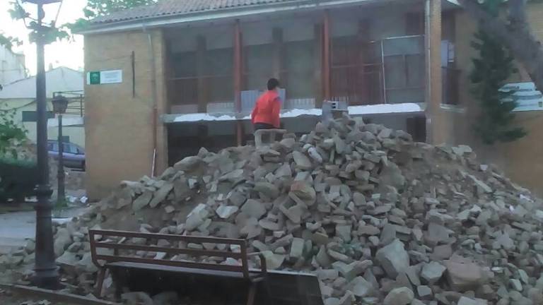 “Montañas de escombro” en una obra de Santisteban “Montañas de escombro” en una obra de Santisteban