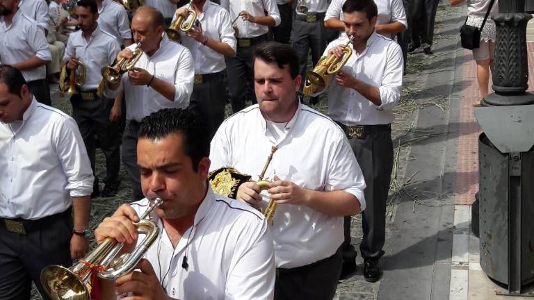 El Santísimo unge las calles de la capital bajo un sol de justicia