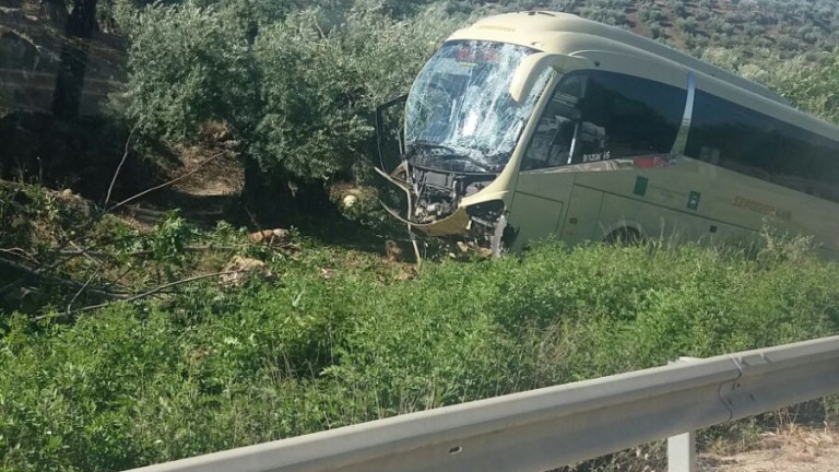 Tres heridos en un accidente de autobús en Porcuna