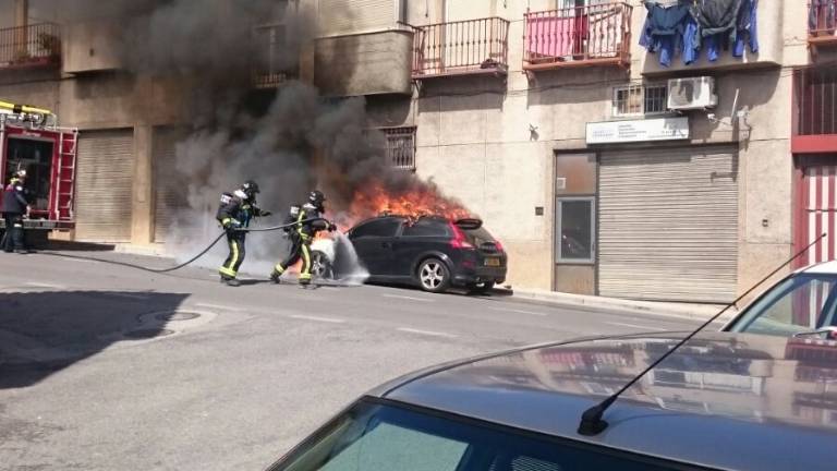 Arde un coche en plena carretera Fuente de la Peña