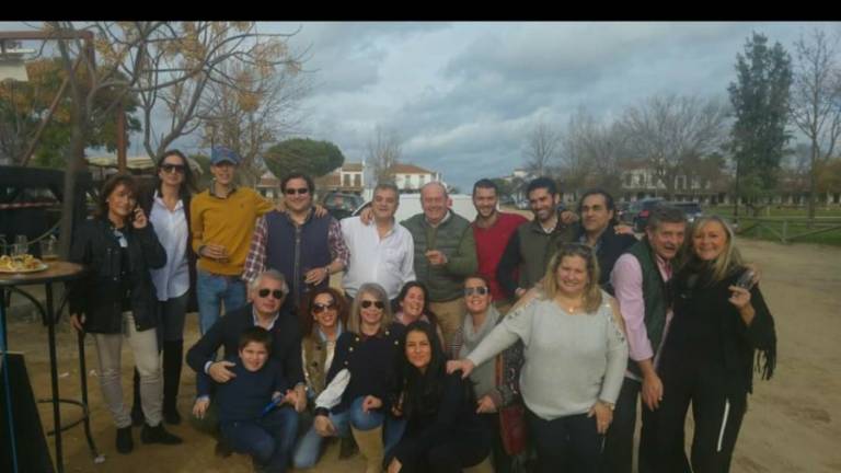 Gran cena de un grupo de universitarios Gran cena de un grupo de universitarios