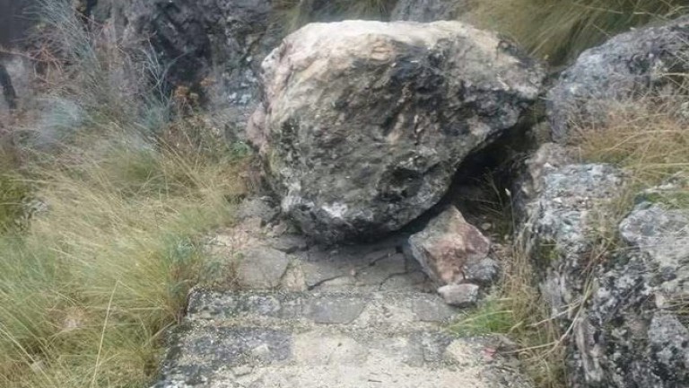 Una roca de 1.500 kilos cierra el camino al castillo de Albanchez