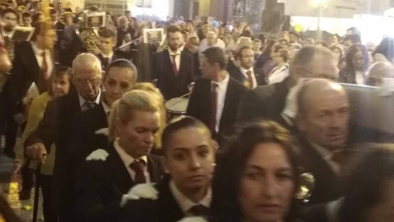Entrega y pasión a la Virgen Entrega y pasión a la Virgen