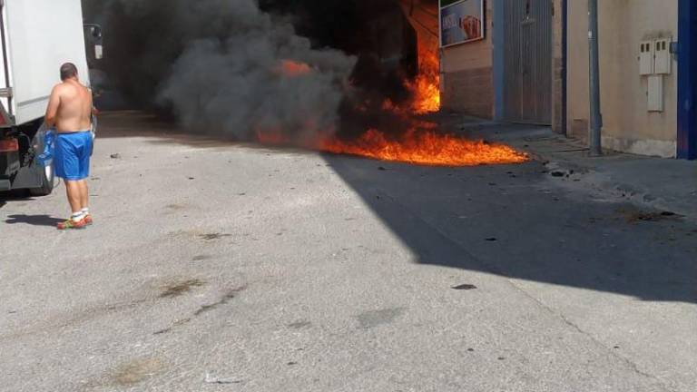 El incendio en la nave de sofás de Fuensanta de Martos afecta a otras tres naves más El incendio en la nave de sofás de Fuensanta de Martos afecta a otras tres naves más