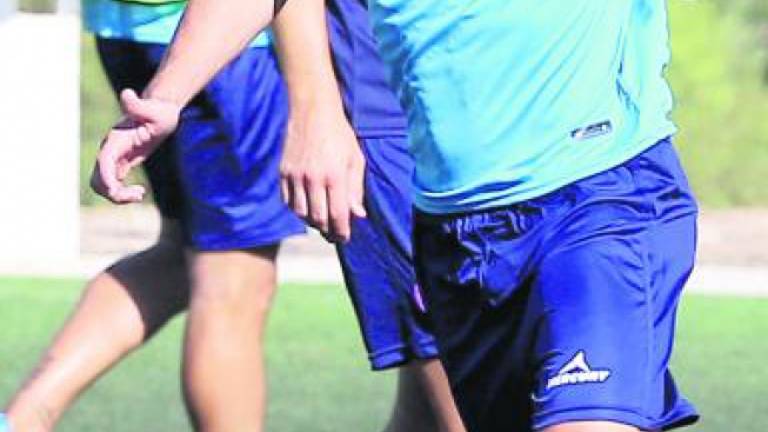 La acumulación de trabajo en la pretemporada propicia la aparición de problemas musculares en los jugadores. Algunos de ellos no han disfrutado de minutos este pasado fin de semana para evitar problemas mayores. Así lo admite el técnico. “Mario Gómez está bien, pero no hemos querido correr riesgos. Hoy se reincorporará al grupo y, si todo va bien, el próximo fin de semana podrá competir. Óscar también evoluciona bien. Con él tenemos más paciencia porque lo importante es que se recupere bien. Adrián también se ha restablecido y hoy también se reintegrará con los campañeros”, concluyó. La acumulación de trabajo en la pretemporada propicia la aparición de problemas musculares en los jugadores. Algunos de ellos no han disfrutado de minutos este pasado fin de semana para evitar problemas mayores. Así lo admite el técnico. “Mario Gómez está bien, pero no hemos querido correr riesgos. Hoy se reincorporará al grupo y, si todo va bien, el próximo fin de semana podrá competir. Óscar también evoluciona bien. Con él tenemos más paciencia porque lo importante es que se recupere bien. Adrián también se ha restablecido y hoy también se reintegrará con los campañeros”, concluyó.
