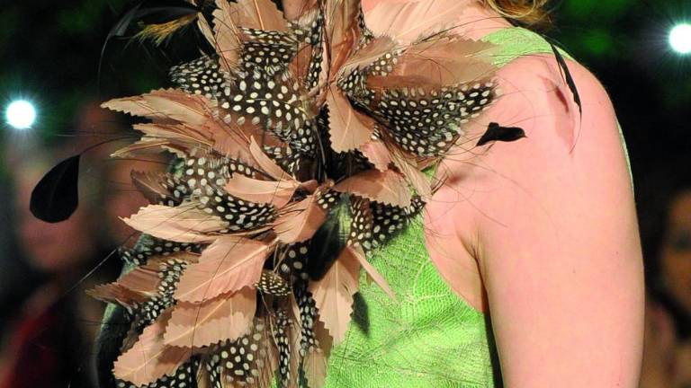 La naturaleza viste a una mujer arriesgada, femenina y elegante La naturaleza viste a una mujer arriesgada, femenina y elegante