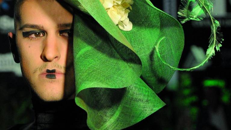 La naturaleza viste a una mujer arriesgada, femenina y elegante La naturaleza viste a una mujer arriesgada, femenina y elegante