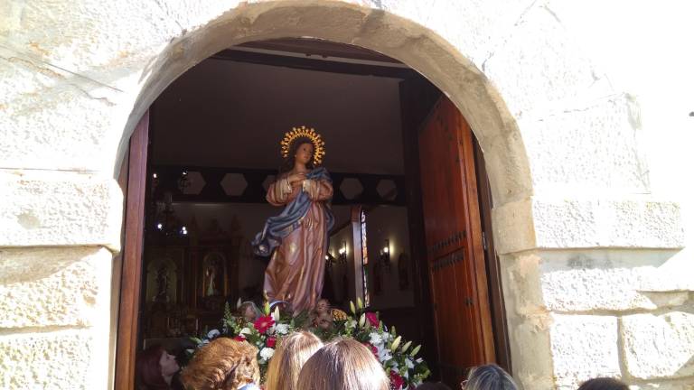 Acunada la reina Inmaculada