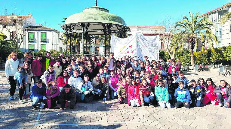Voces unidas para pedir un mundo en paz y sin violencia Voces unidas para pedir un mundo en paz y sin violencia
