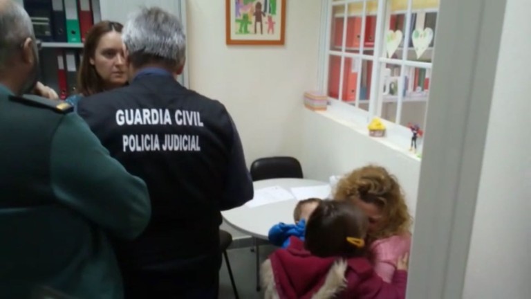 Los 3 menores de Alcalá “secuestrados” abrazan por fin a su madre