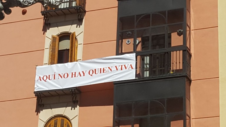 Pancartas de protesta en San Ildefonso por el ruido