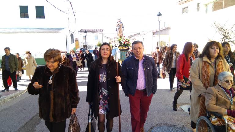 Acunada la reina Inmaculada