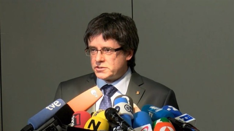 Llanera suspende de cargo público a Carles Puigdemont