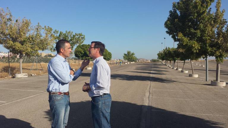 Trabajos de limpieza y desbroce en las afueras del Estadio de La Victoria