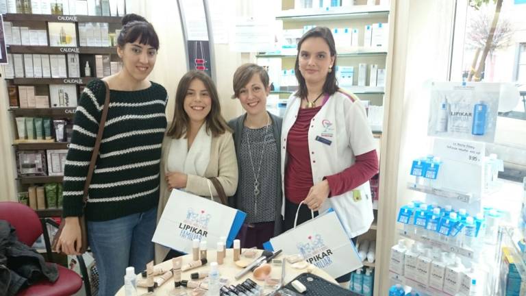 Curioso taller de maquillaje en la Farmacia Bulevar Curioso taller de maquillaje en la Farmacia Bulevar