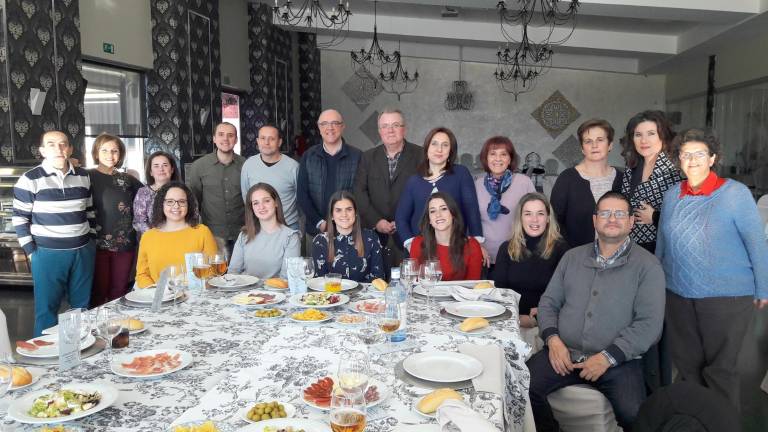 Una reunión navideña fuera de las aulas Una reunión navideña fuera de las aulas