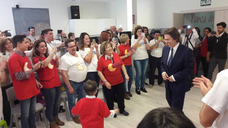 Raphael visita a los niños de Pídeme la Luna Raphael visita a los niños de Pídeme la Luna
