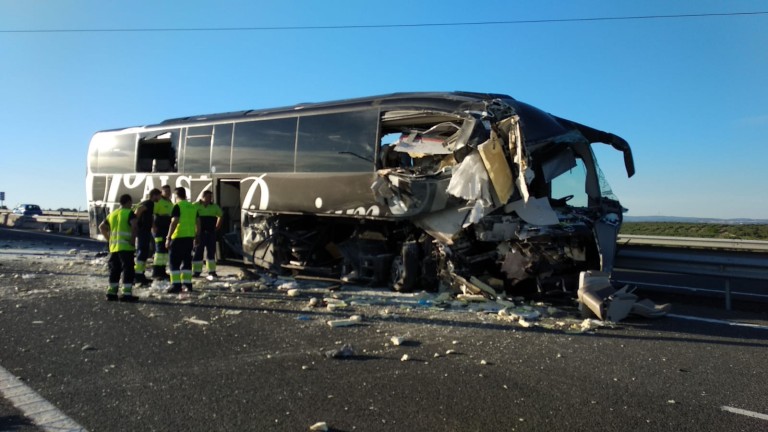 Dos muertos en la colisión de un camión y un autobús en la A-44 en Bailén