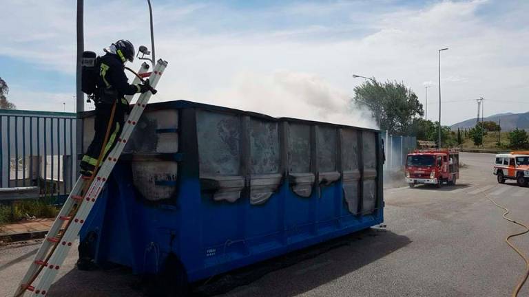 Susto por el fuego de un contenedor Susto por el fuego de un contenedor