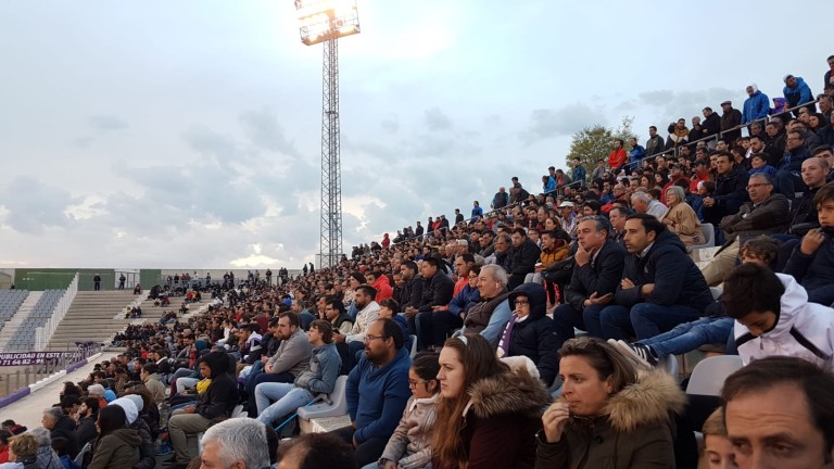 Ambientazo en el estadio La Victoria para animar al Real Jaén