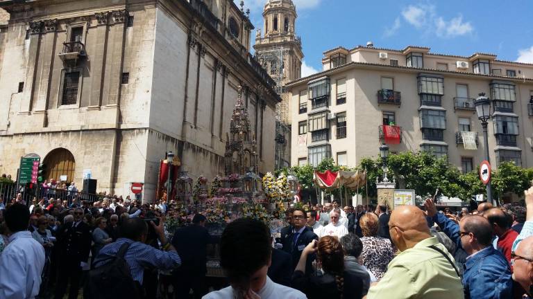 Miles de fieles veneran el Cuerpo de Cristo por las calles de Jaén