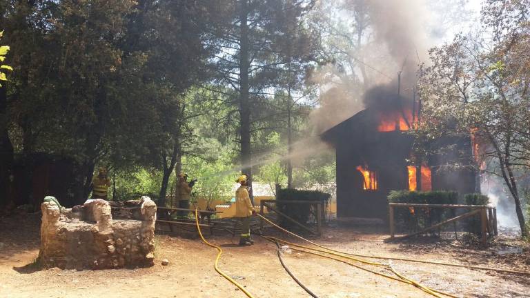 Evacúan el camping del Puente de las Herrerías por incendio Evacúan el camping del Puente de las Herrerías por incendio