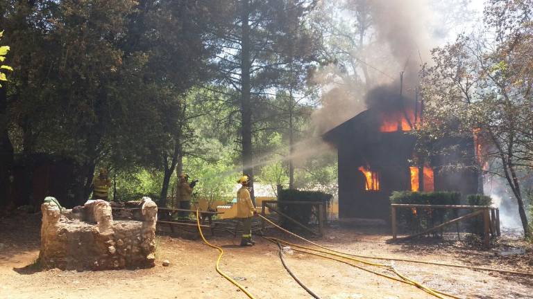 Evacúan el camping del Puente de las Herrerías por incendio