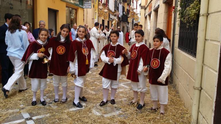 Miles de fieles veneran el Cuerpo de Cristo por las calles de Jaén