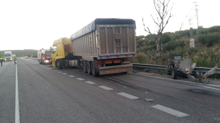 Un fallecido y un herido en una colisión entre un camión y una furgoneta en la A-339 en Alcalá la Real