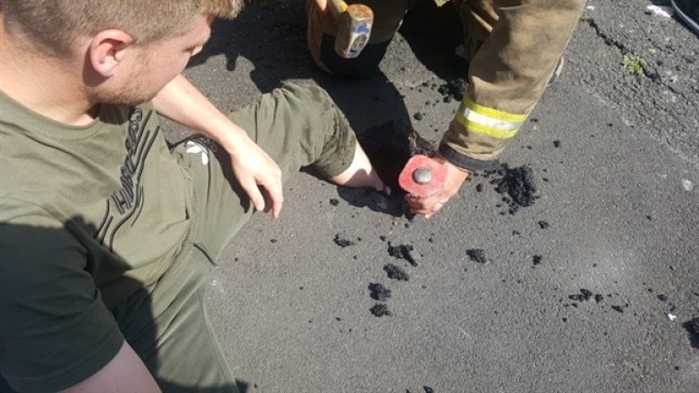 El asfalto se derrite por el calor y atrapa a un hombre