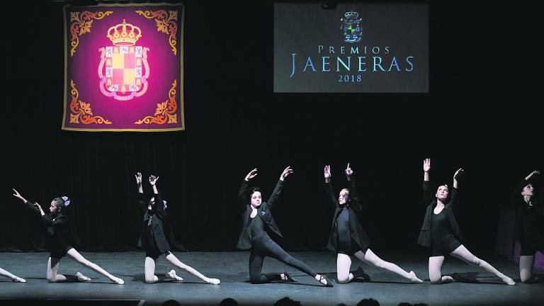 de 4 mujeres y 3 colectivos de 4 mujeres y 3 colectivos