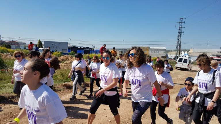 Marcha en pro de la igualdad en medio del entorno natural