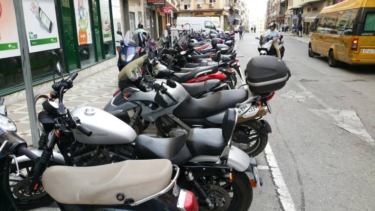 Motos fuera de las aceras del centro, en la primera fase de peatonalización Motos fuera de las aceras del centro, en la primera fase de peatonalización