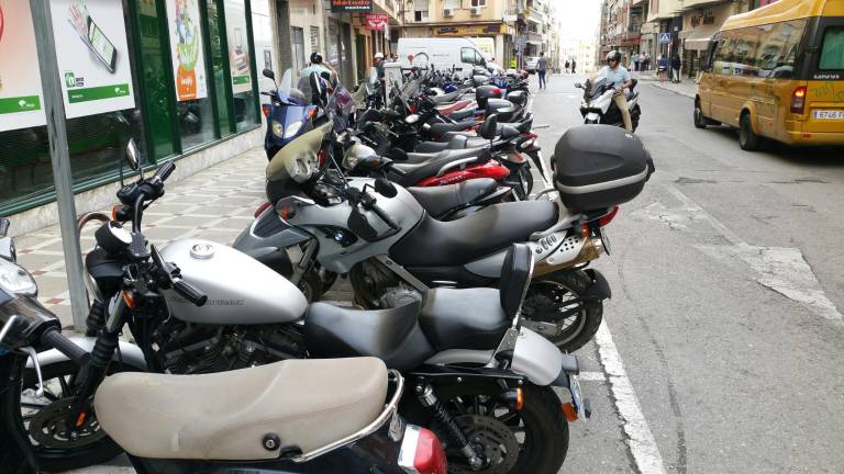 Motos fuera de las aceras del centro, en la primera fase de peatonalización