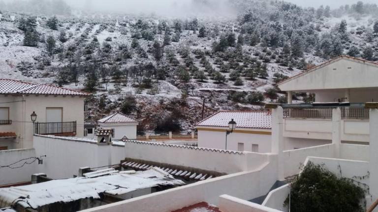 La nieve obliga a circular con cadenas en diez vías La nieve obliga a circular con cadenas en diez vías