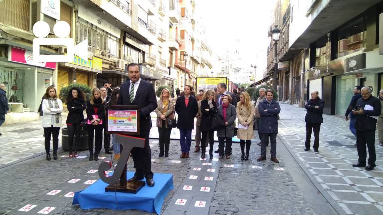 Máxima expectación ante la exposición callejera de Diario JAÉN Máxima expectación ante la exposición callejera de Diario JAÉN