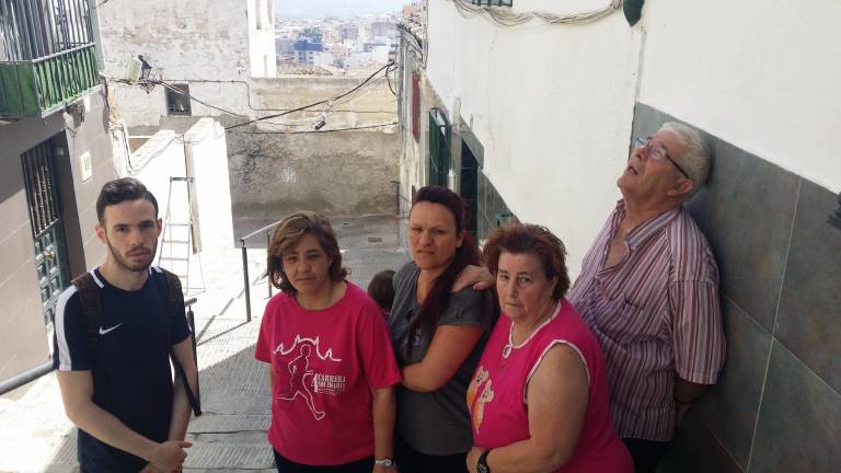 “Lo que quieren es que el barrio se caiga a pedazos y nos vayamos” “Lo que quieren es que el barrio se caiga a pedazos y nos vayamos”