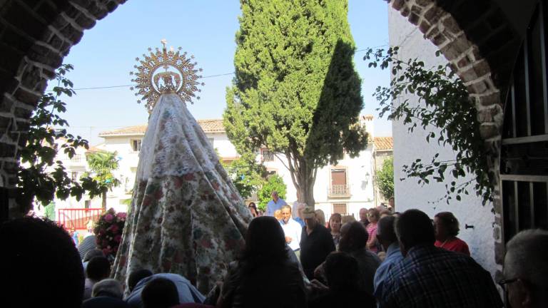 Qué manto más sencillo y bello Qué manto más sencillo y bello