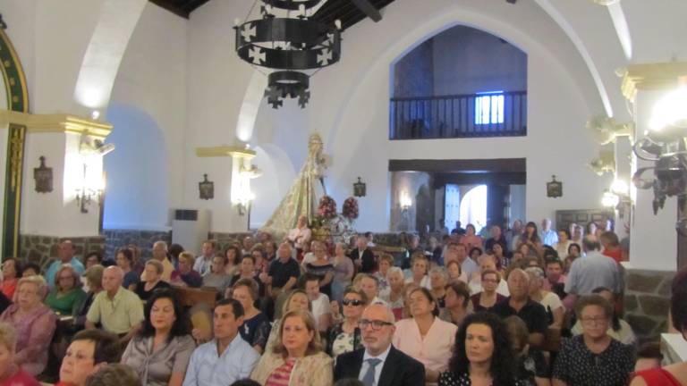 Qué manto más sencillo y bello Qué manto más sencillo y bello