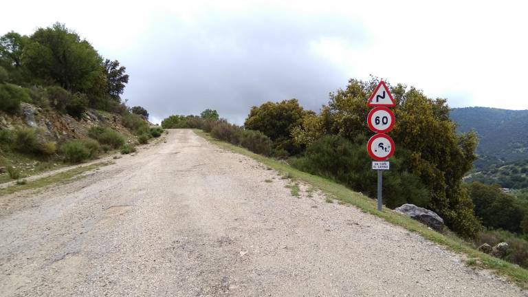 Baches y hoyos para “enlazar” cuatro pueblos de la Sierra Sur