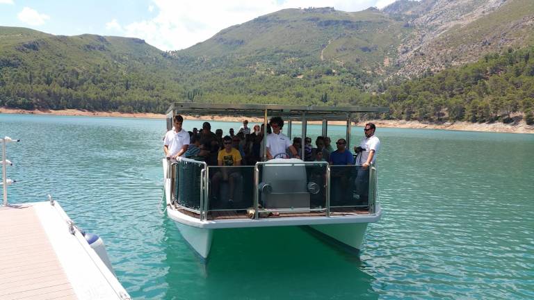 Primer viaje comercial del barco solar de El Tranco Primer viaje comercial del barco solar de El Tranco