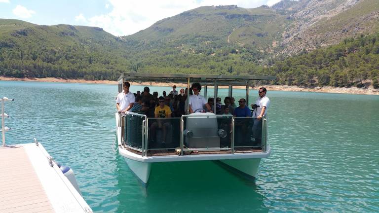 Primer viaje comercial del barco solar de El Tranco