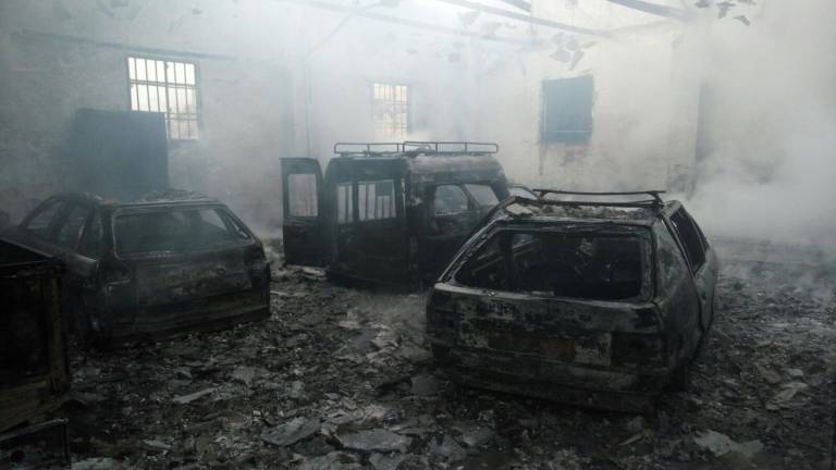 Arde una nave municipal con varios vehículos en su interior Arde una nave municipal con varios vehículos en su interior