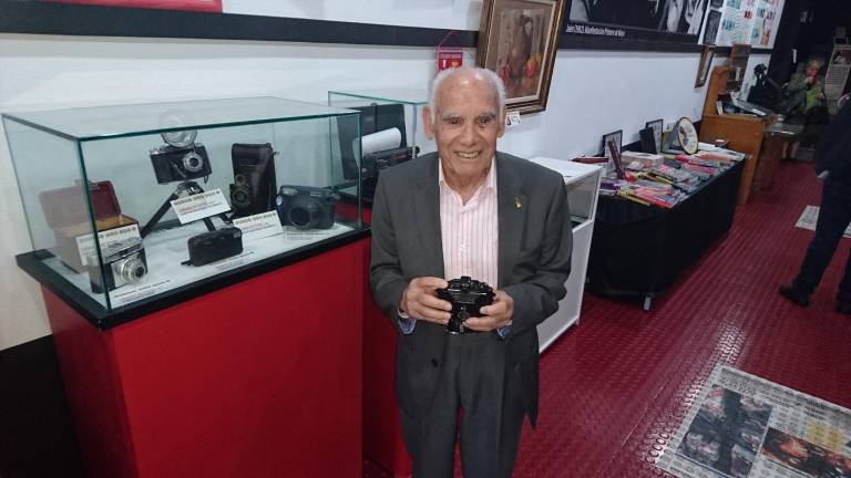 La cámara de fotos que compraron 8 reclutas en la mili y le tocó a Miguel La cámara de fotos que compraron 8 reclutas en la mili y le tocó a Miguel