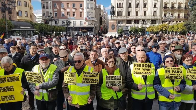 Más de 3.000 personas se movilizan por las pensiones Más de 3.000 personas se movilizan por las pensiones