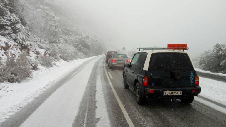 La nieve vuelve a visitar la provincia y causa las primeras incidencias en las carreteras