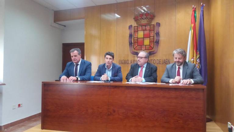 El presidente de la Diputación felicita al Jaén Paraíso Interior Fútbol Sala por su “gran temporada” El presidente de la Diputación felicita al Jaén Paraíso Interior Fútbol Sala por su “gran temporada”