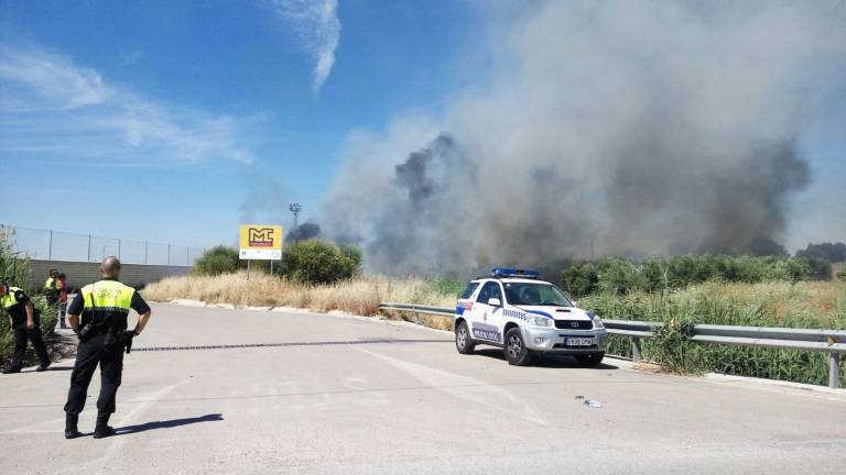 Bomberos extinguen un fuego en Las Lagunillas Bomberos extinguen un fuego en Las Lagunillas